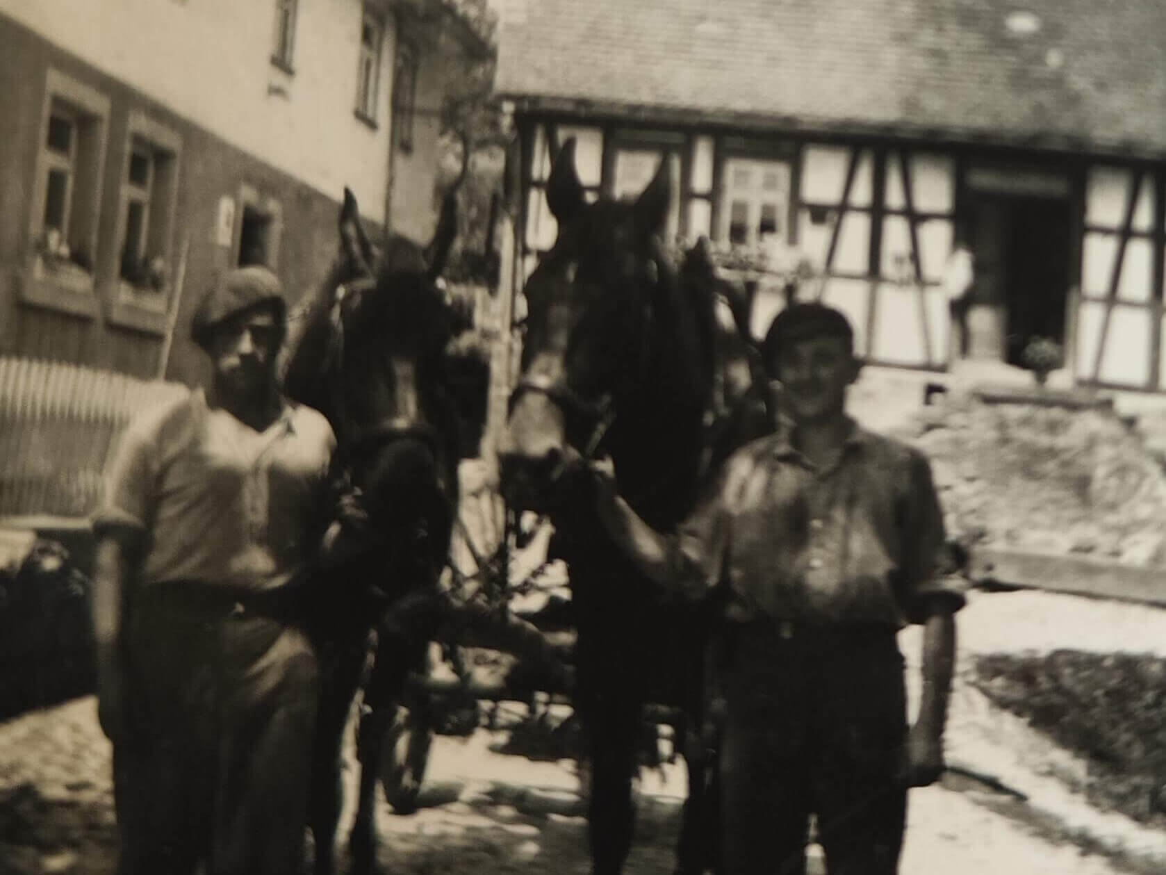 Bauer mit Pferd nach getaner Arbeit
